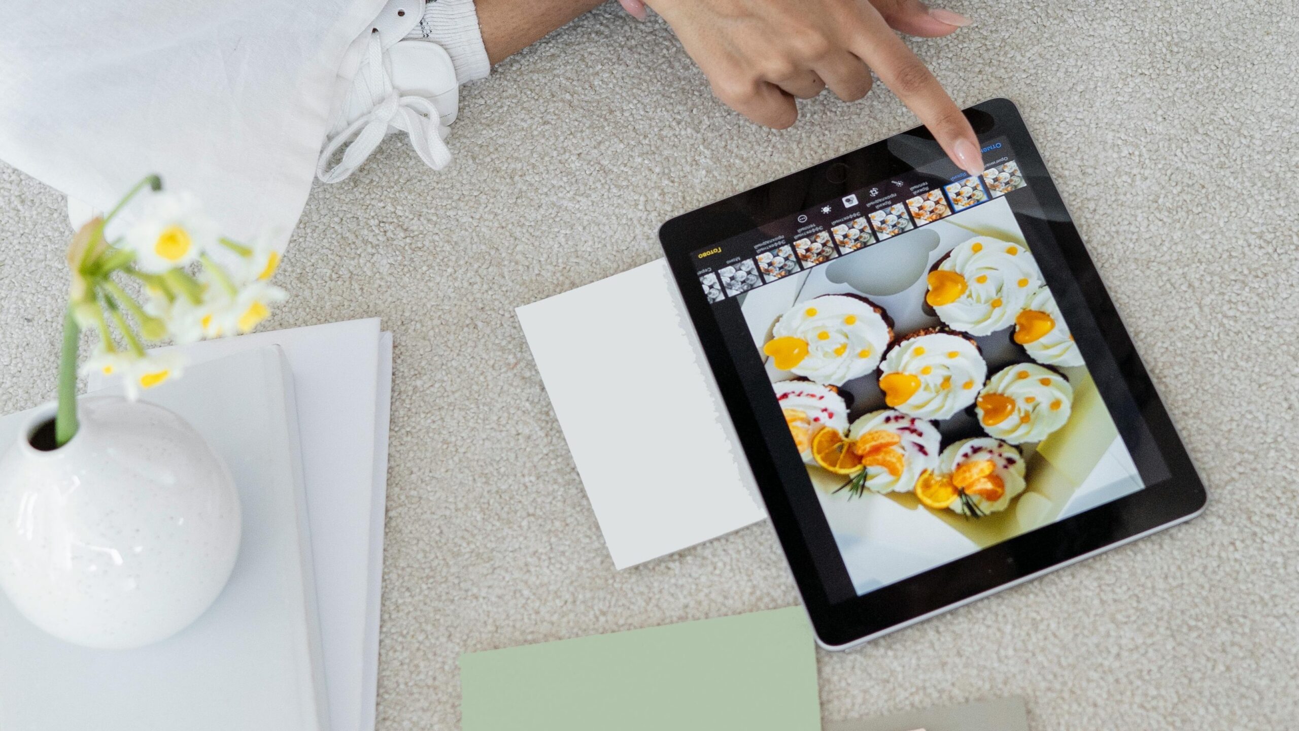 foto comida tablet para marketing hotelero